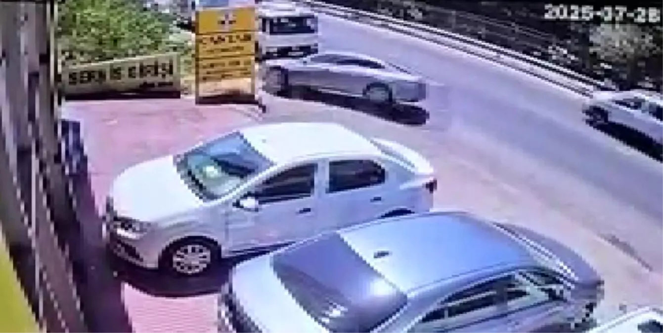 Sultanbeyli'de Kontrolden Çıkan Otomobil Ağaçlık Alana Uçtu