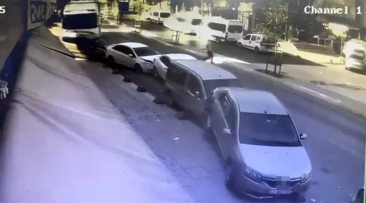 Sultanbeyli'de Tır ile Taksinin Çarpışması Sonrası Park Halindeki Araçlara Çarpan Tırın Kazası