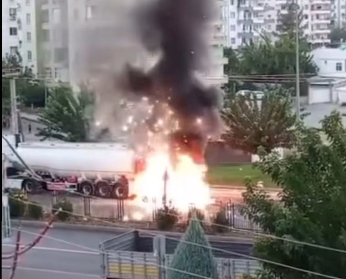 Diyarbakır'da Akaryakıt Yüklü Tankere Arkadan Çarpan Otomobilde Yangın ve Patlama
