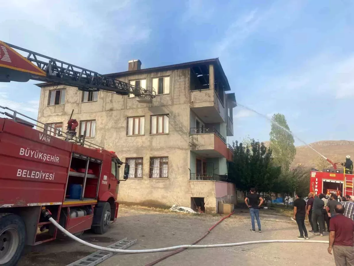 Van'da Çatı Yangını Korkuttu