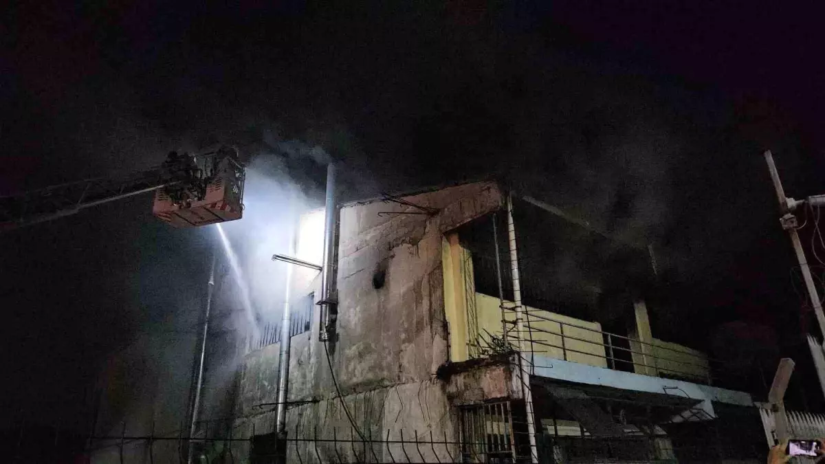 Zeytinburnu'nda Boya İmalathanesi ve Demir Atölyesinde Yangın Çıktı