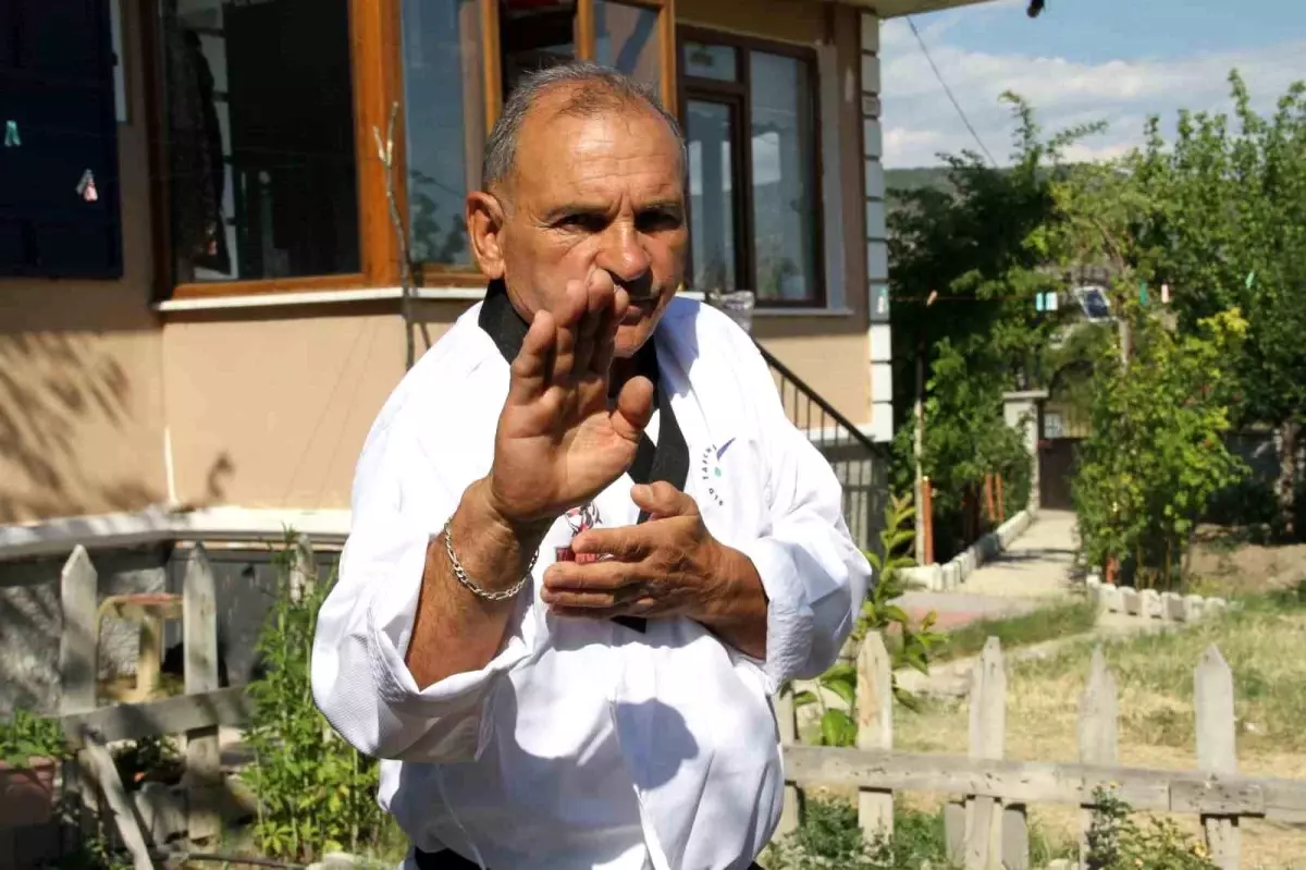 65 Yaşındaki Veysel Elmas, Taekwondo ile Gençliğini Koruyor