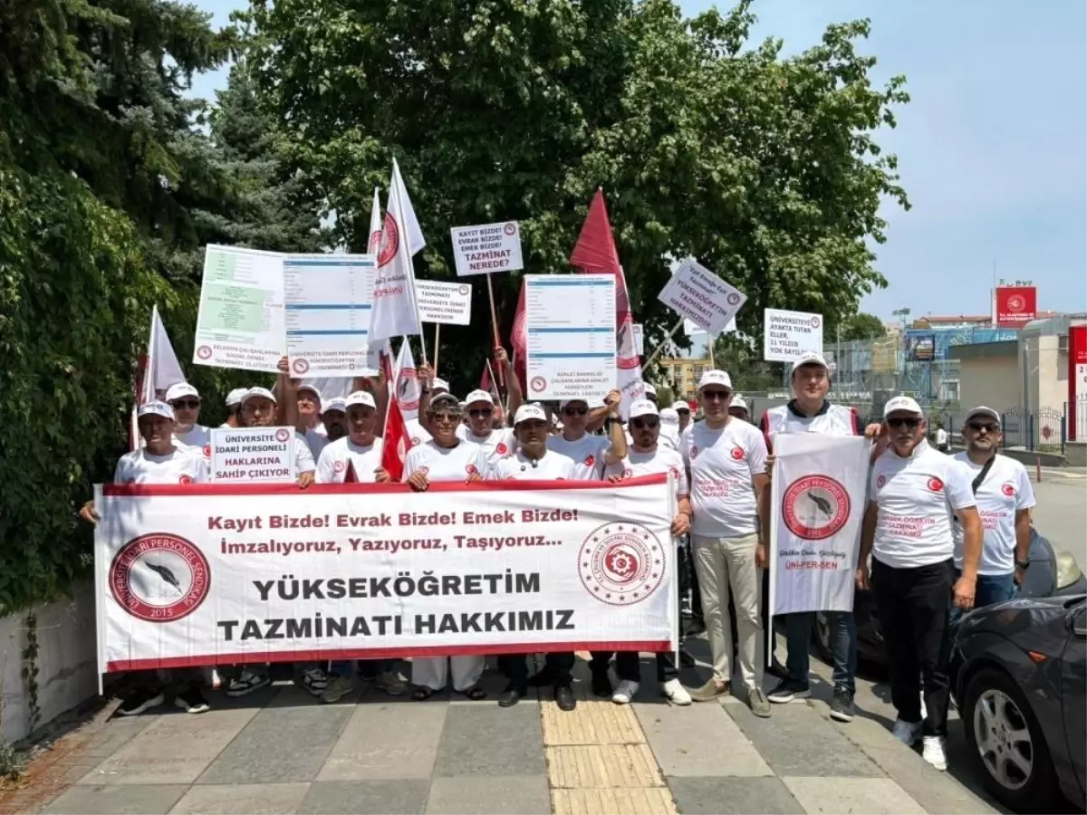 Üniversite İdari Personel Sendikası Tazminat Eylemi Düzenledi