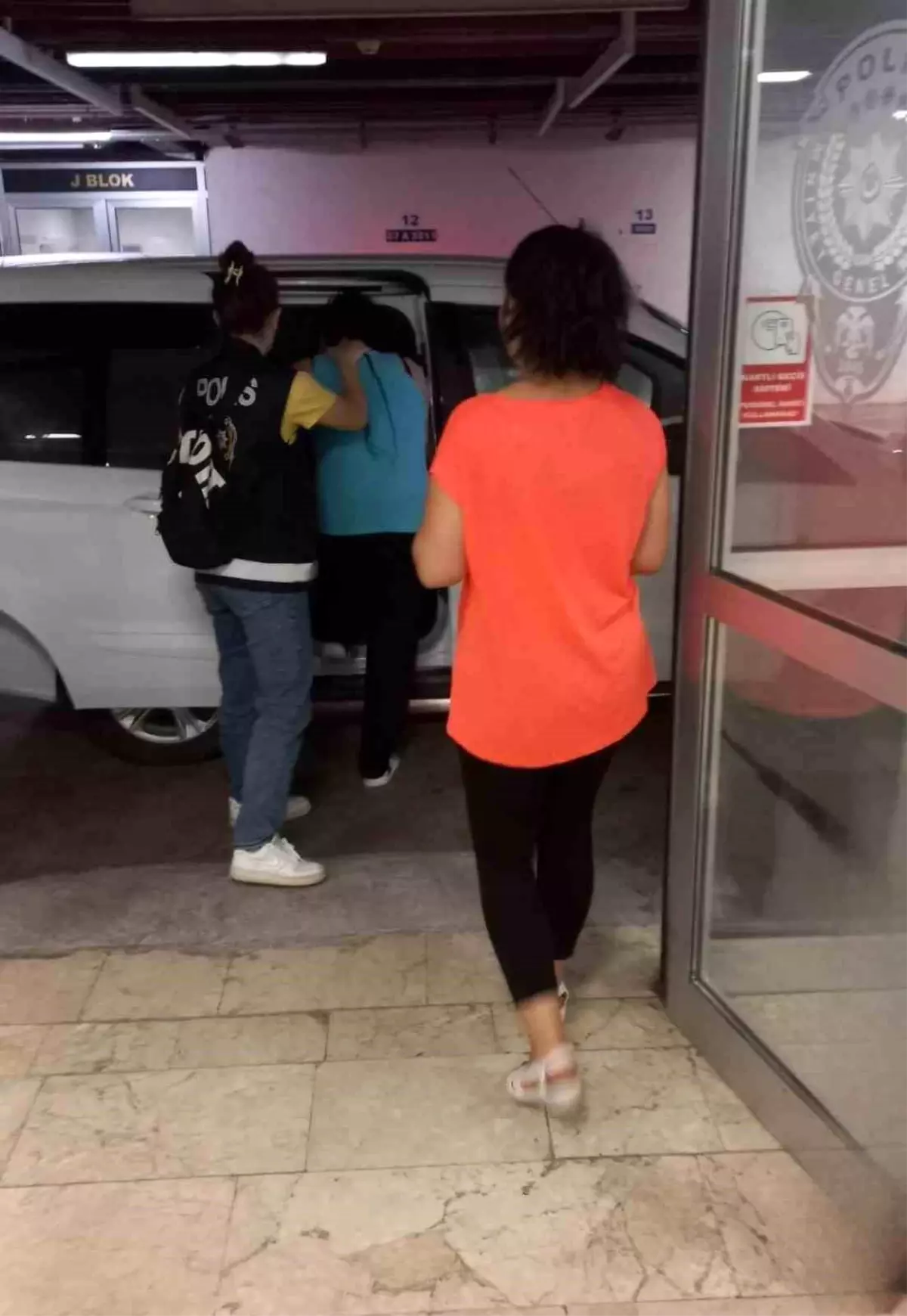 Antalya'da Hırsızlık Şüphelileri Güvenlik Kameralarıyla Yakalandı
