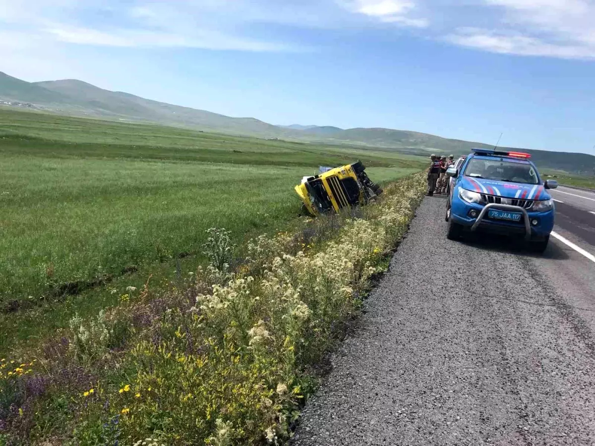 Ardahan-Kars Karayolunda Tır Devrildi: 1 Yaralı
