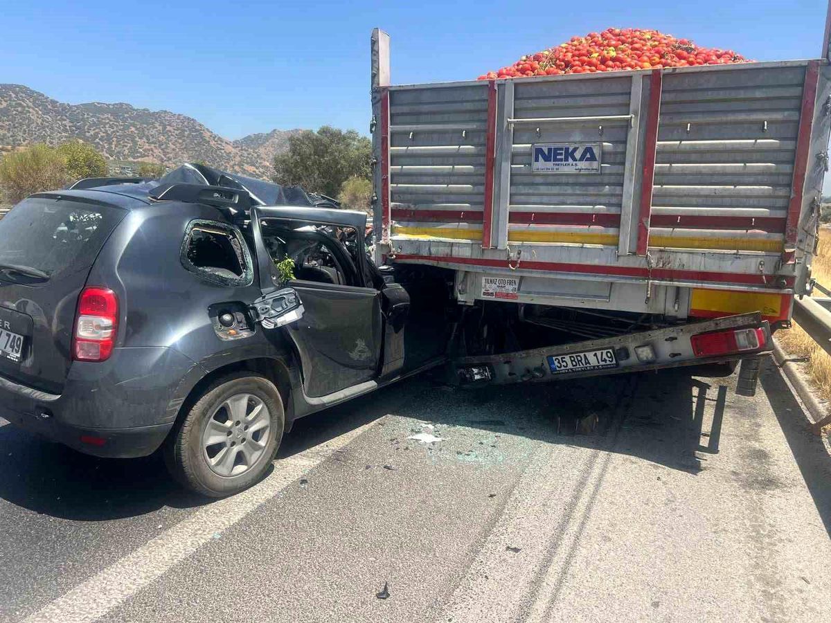 Aydın-İzmir Otoyolunda Kaza: Arıza Yapan Tıra Otomobil Çarptı