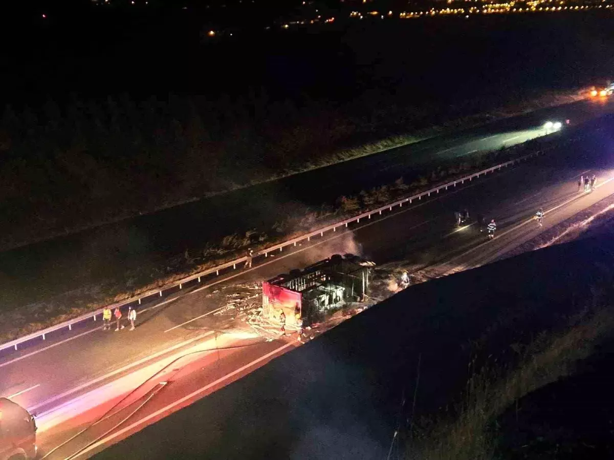 Balıkesir'de Devrilen Tır Yangına Sebep Oldu, Otoyol Trafiğe Kapandı