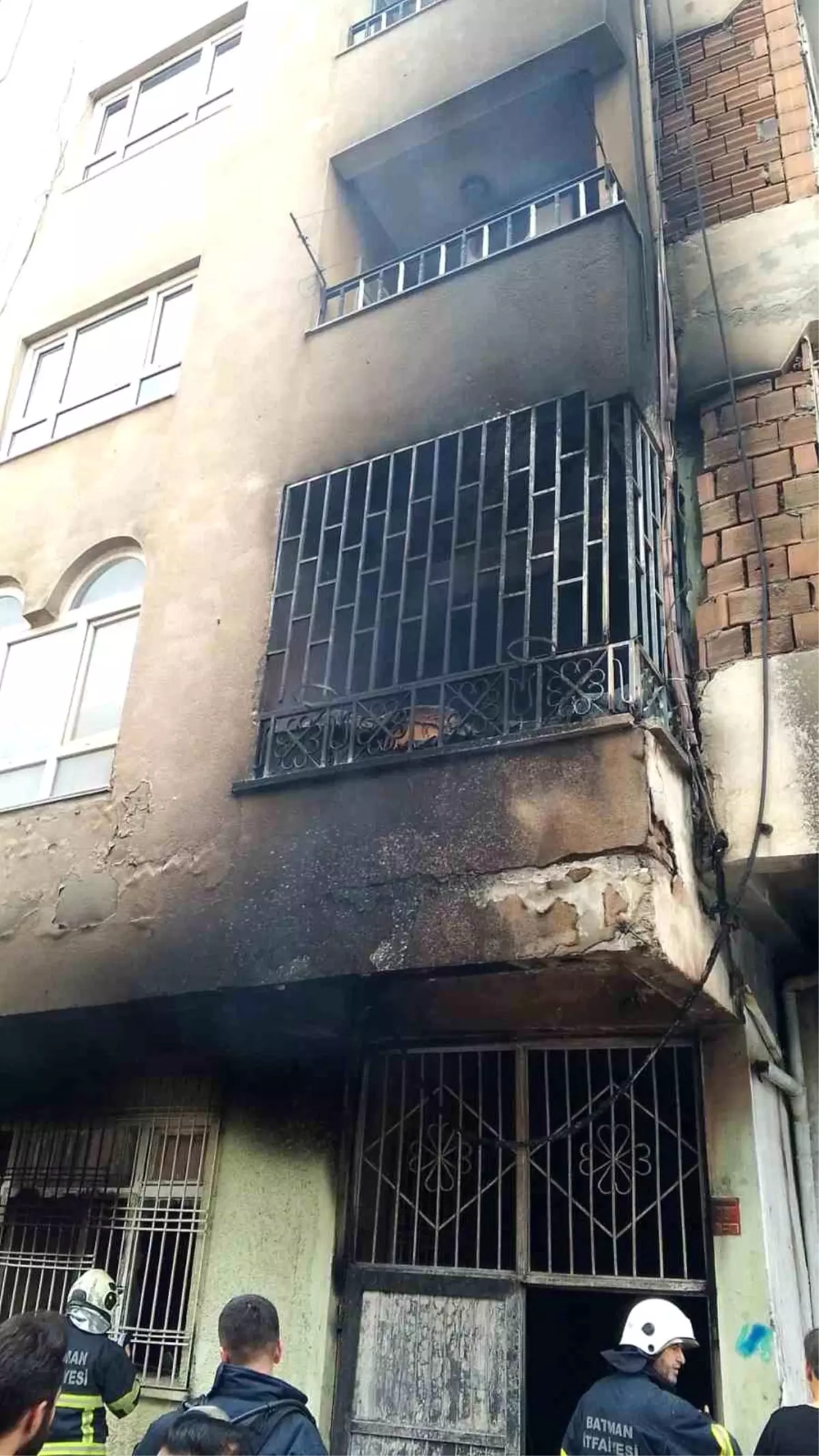 Batman'da Suriyelilerin Yaşadığı Binada Yangın Çıktı
