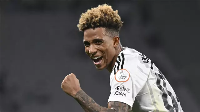Beşiktaş acquired the remaining 50% transfer rights of Gedson Fernandes