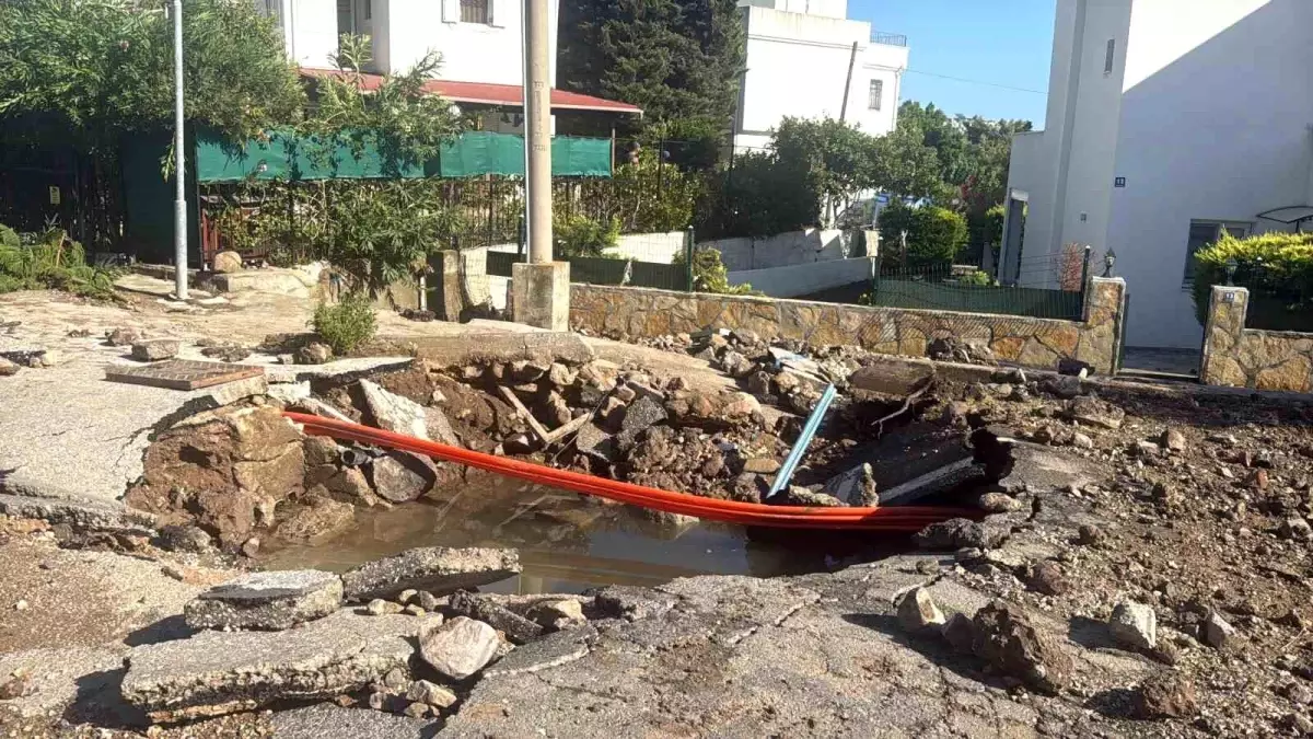 Bodrum'da Su Hattı Patladı, Yol Çöktü