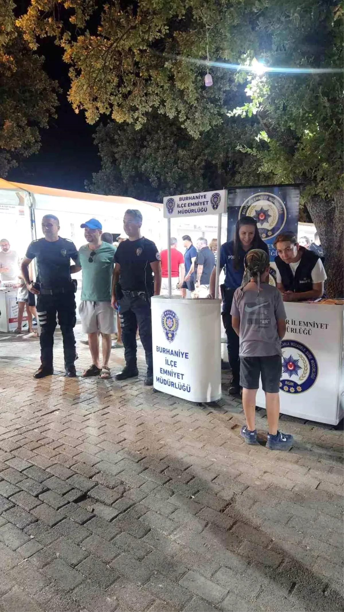 Burhaniye'deki Kitap Fuarında Emniyet Ekipleri Bilgilendirme Yaptı