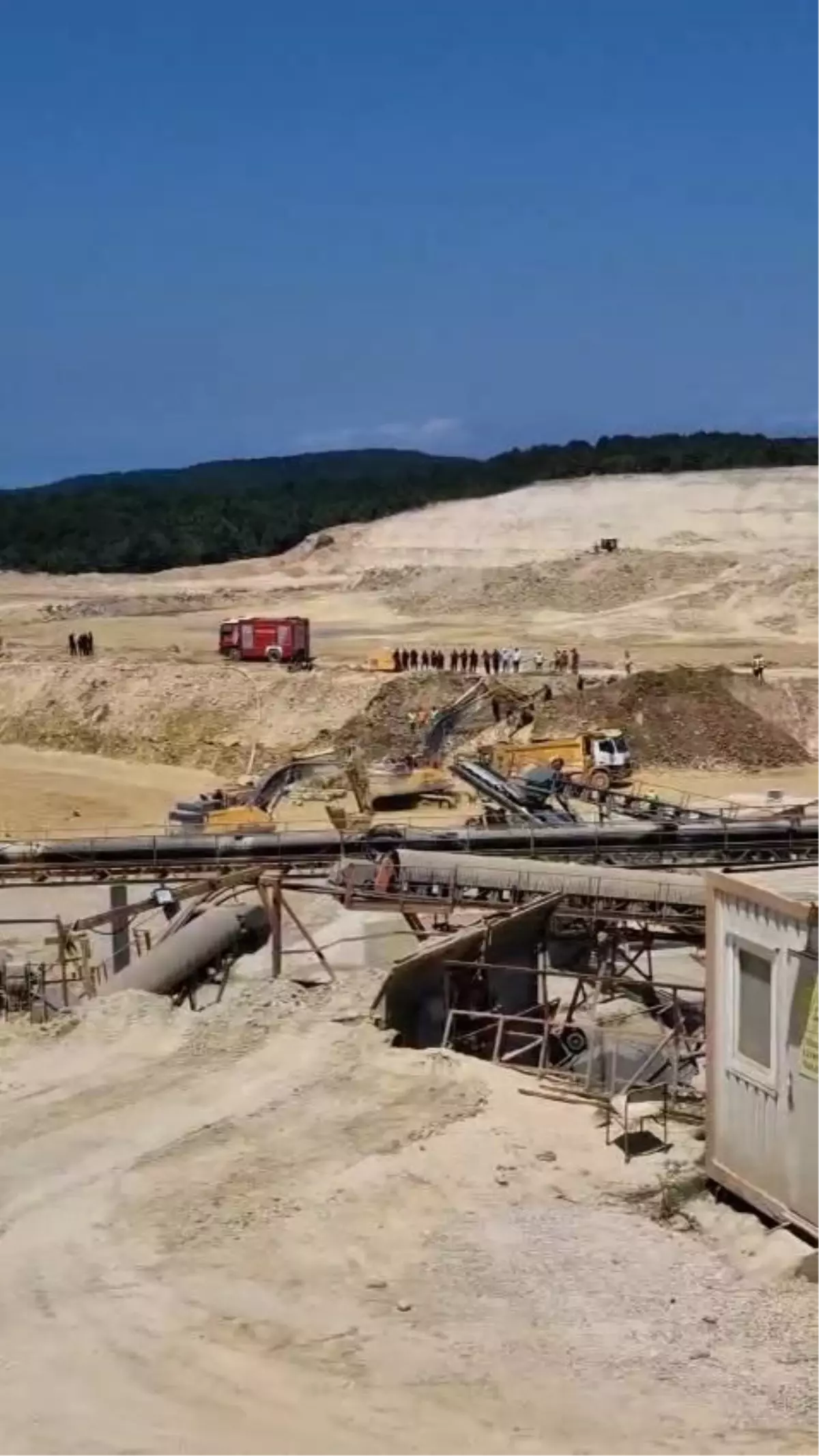 Çatalca'da Kum Ocağında Göçük: 2 Kişi Mahsur Kaldı