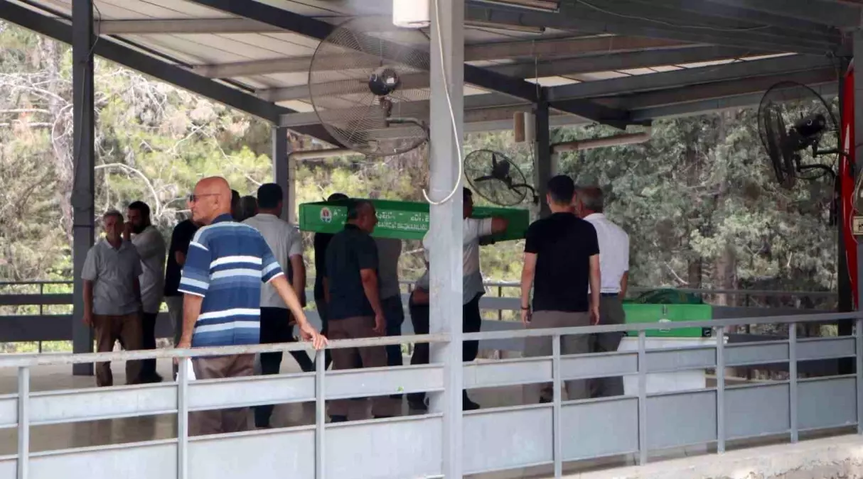 Adana'da Aile İçi Cinayet: Anne ve Kız Toprağa Verildi