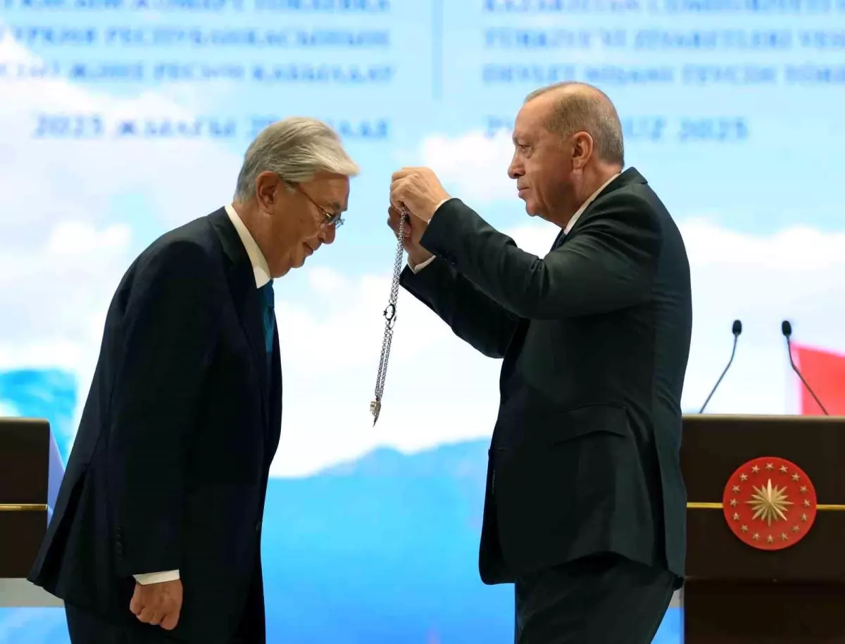 Erdoğan, Tokayev'e Devlet Nişanı Verdi