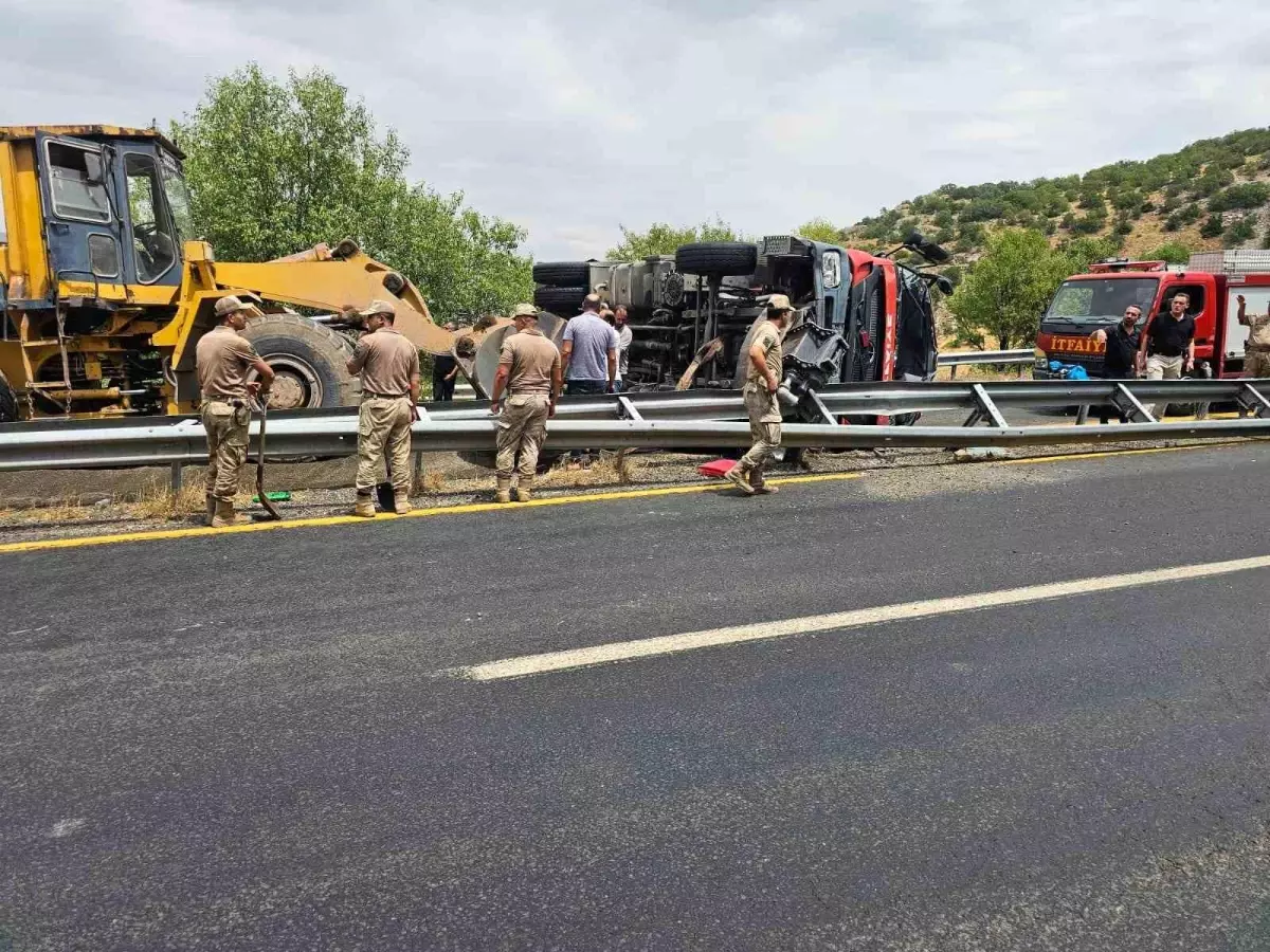 Diyarbakır'da İtfaiye Ekiplerinin Yangın Söndürme Görevinde Kaza: Bir Personel Hayatını Kaybetti