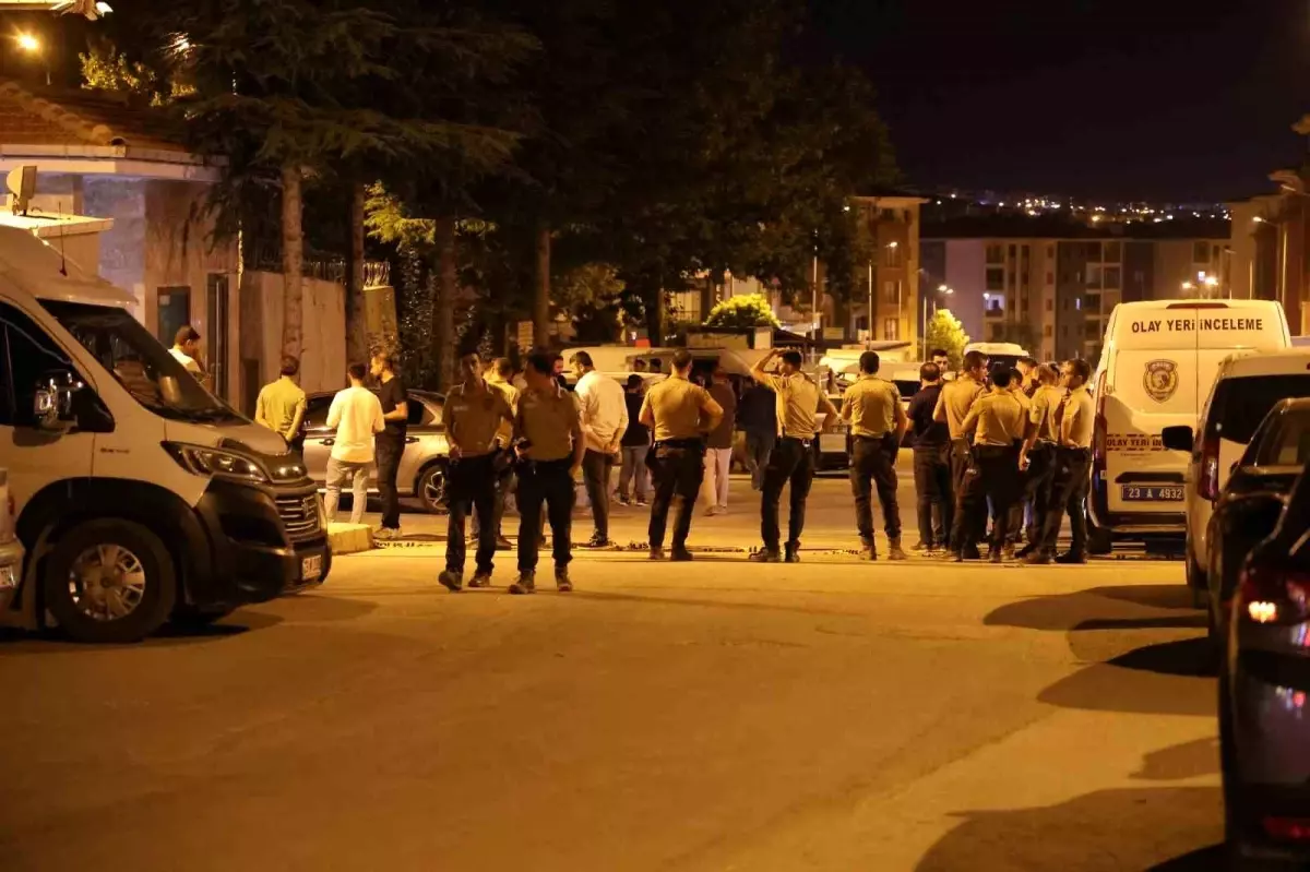 Elazığ'da Polis Merkezi Önünde Bıçaklı Kavga: 3 Yaralı