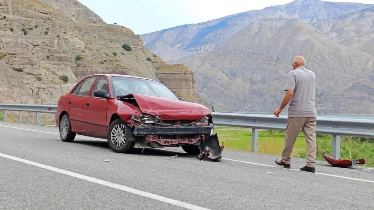Erzurum'da Trafik Kazası: Ters Yönden Gelen Araçla Çarpıştı