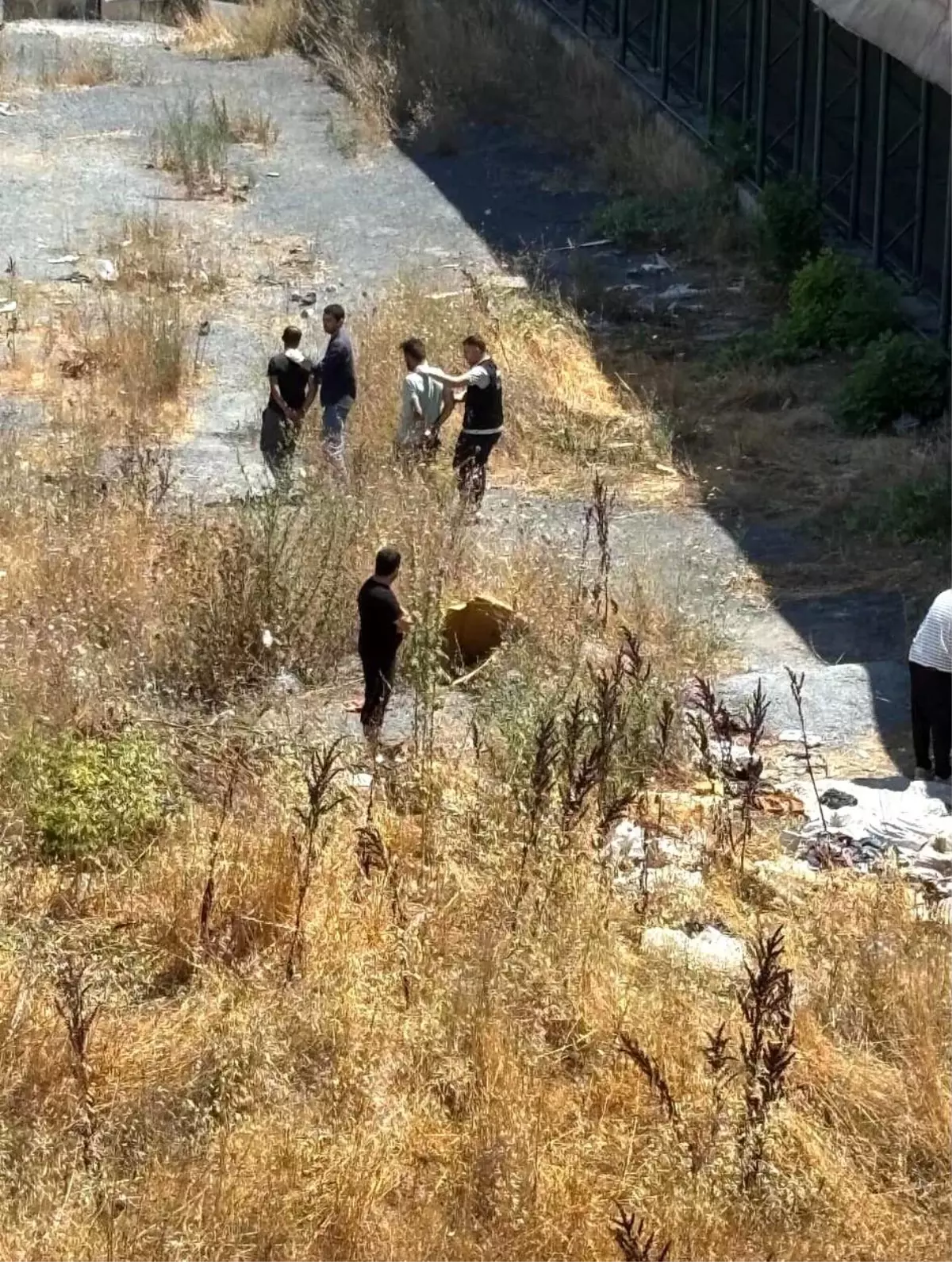 Esenyurt'ta Güpegündüz Uyuşturucu Kullanımı, Polis Zabıta Etti