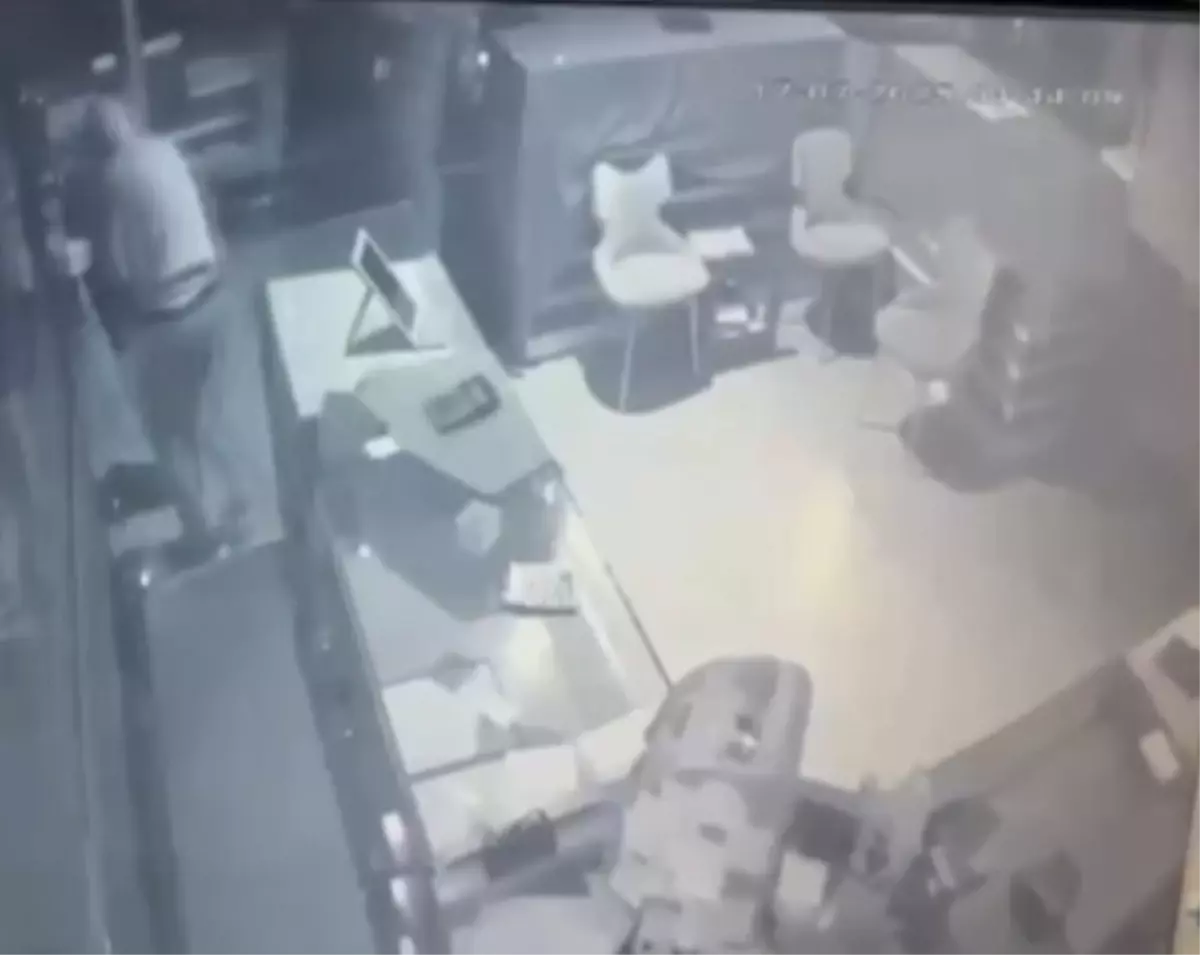 Gaziosmanpaşa'da Kuyumcudan 3 Kilogram Altın Çalan 8 Kişi Yakalandı
