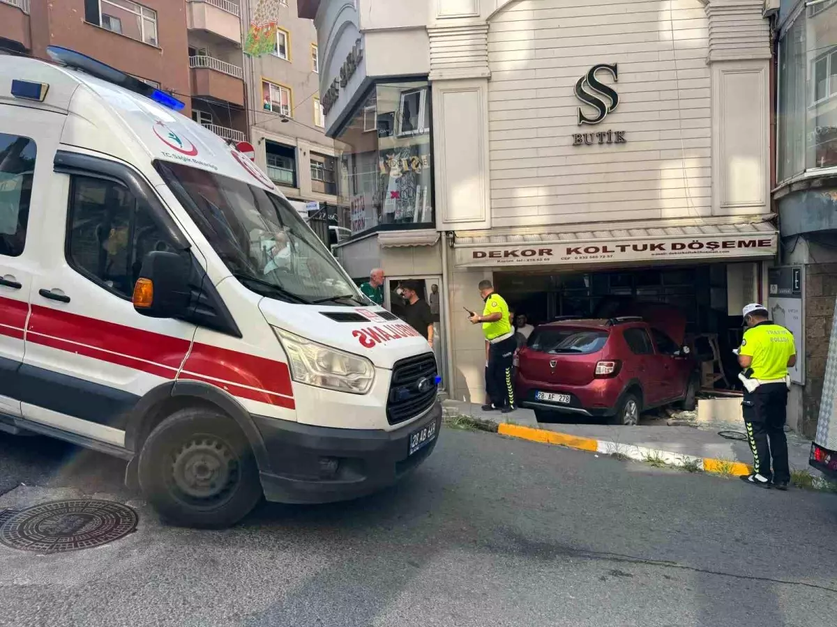 Giresun'da Direksiyon Hakimiyetini Kaybeden Sürücü Dükkanın İçine Girdi