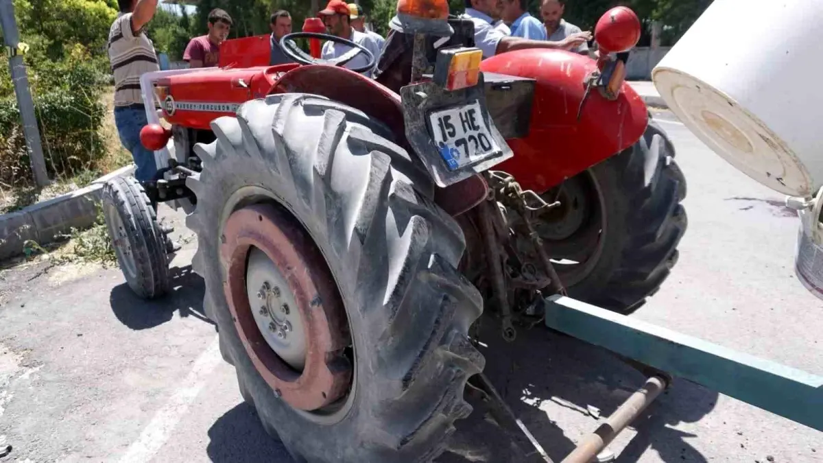 Burdur'da Hafif Ticari Araç ve Traktör Çarpıştı: 7 Yaralı