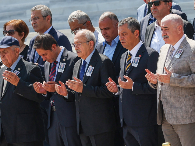 Halef ve selef aynı karede! Özel'den Kılıçdaroğlu çok konuşulacak jest Halef ve selef aynı karede! Özel'den Kılıçdaroğlu çok konuşulacak jest