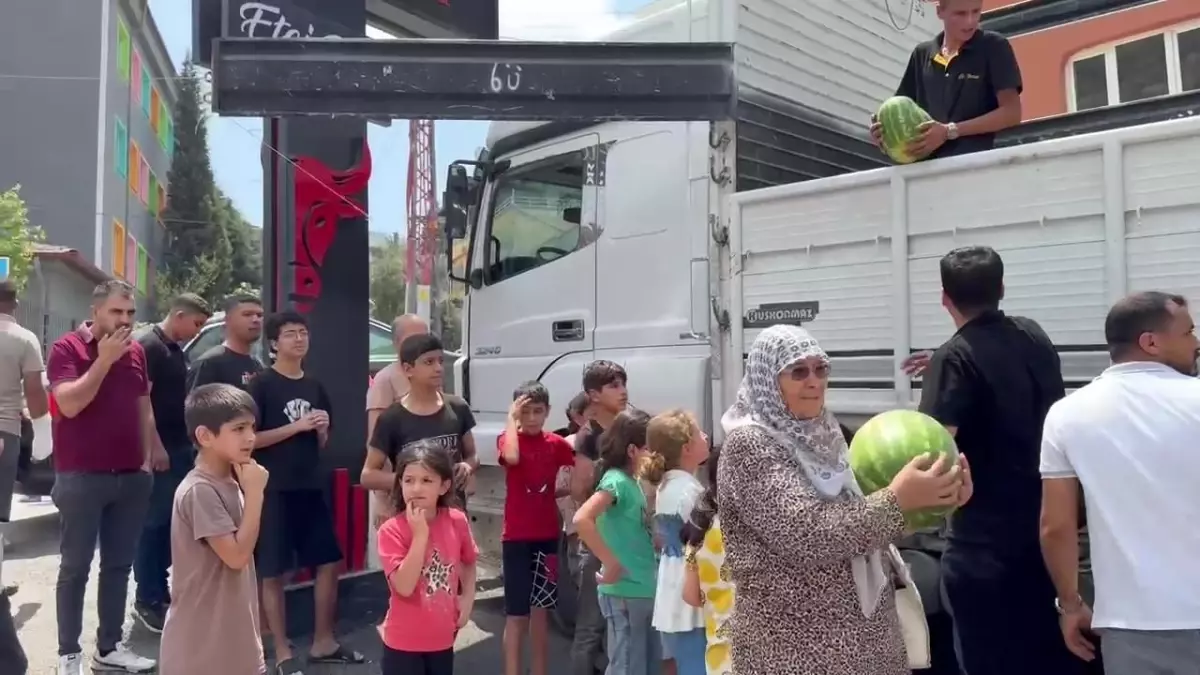 Hatay'da Hayırsever Esnaf 20 Ton Karpuzu Ücretsiz Dağıttı