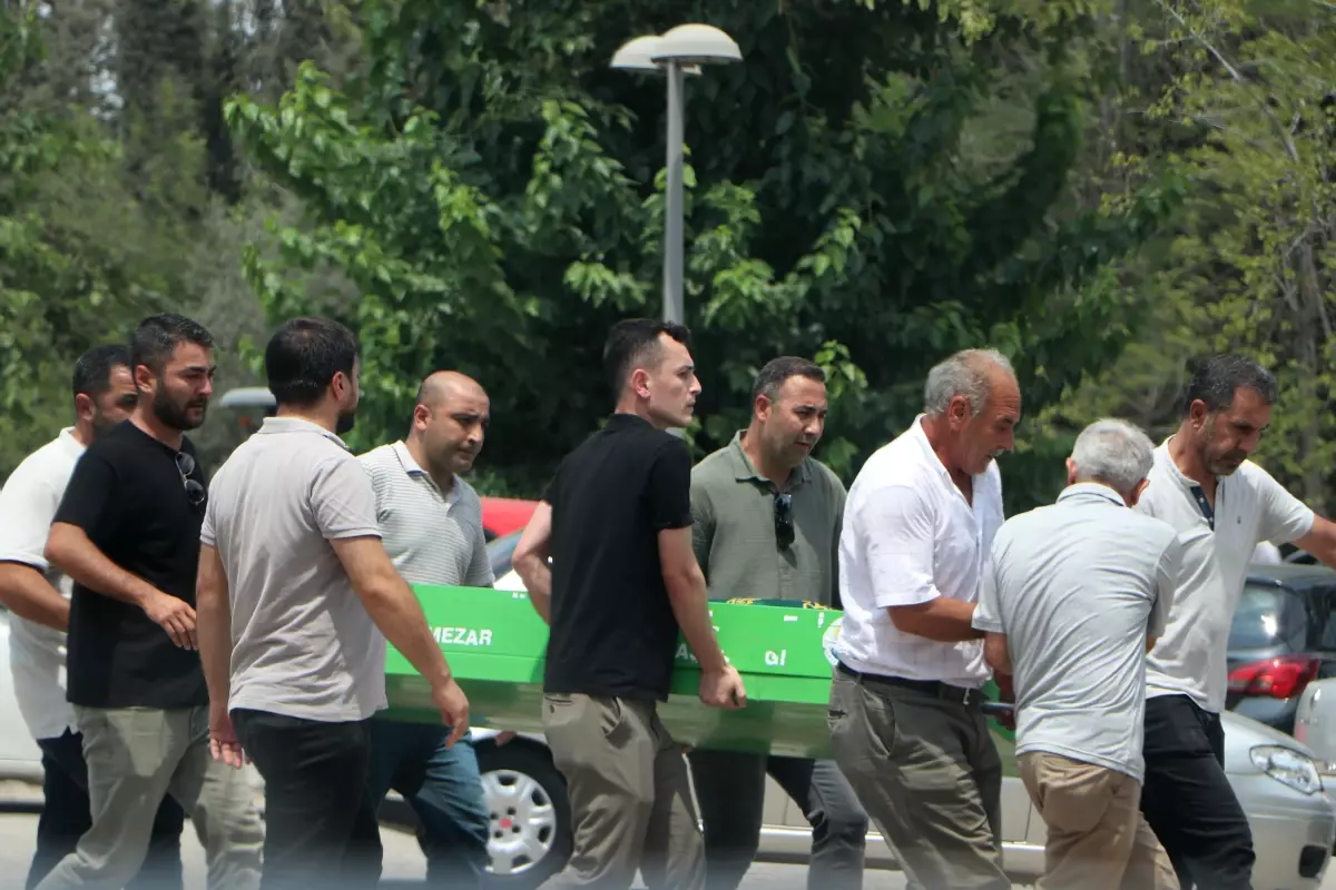 Adana'da Aile İçi Şiddet: İnfaz Koruma Memuru Eşini ve Kızını Öldürdü, Sonra İntihar Etti