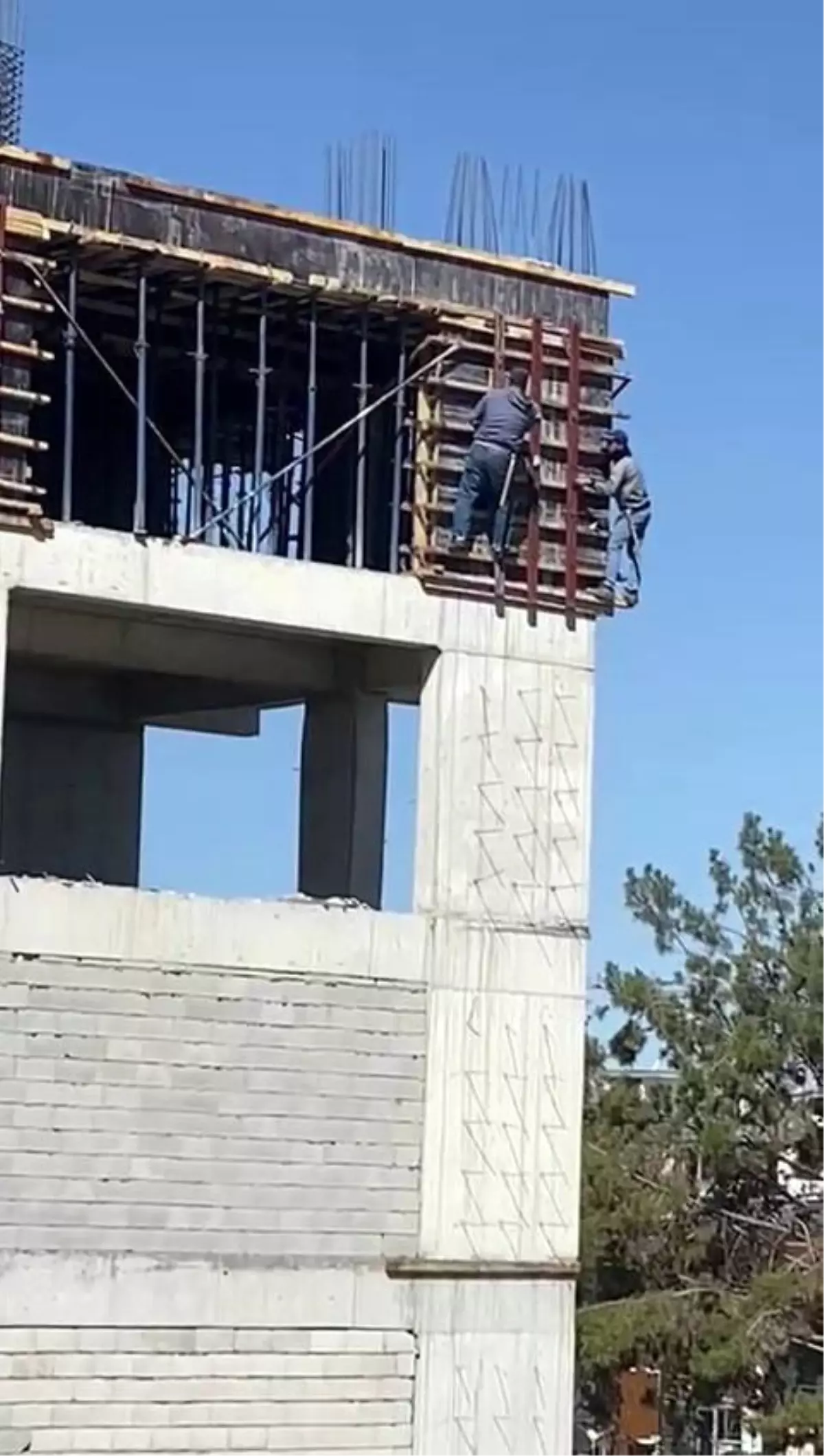 Adıyaman'da İşçilerin Güvenliksiz Çalışması Tepki Çekti