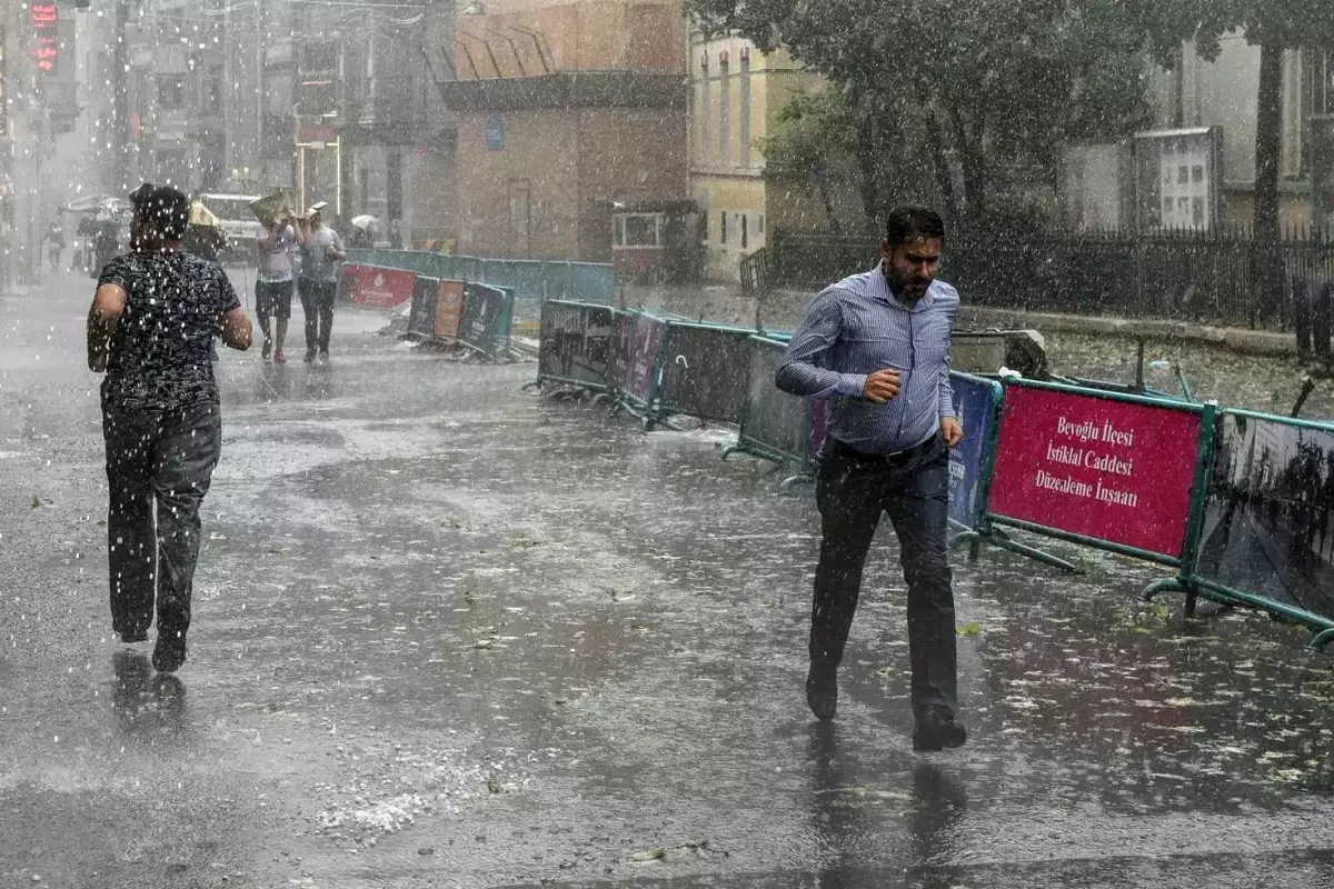 İstanbul'da bugün gök gürültülü sağanak yağış bekleniyor