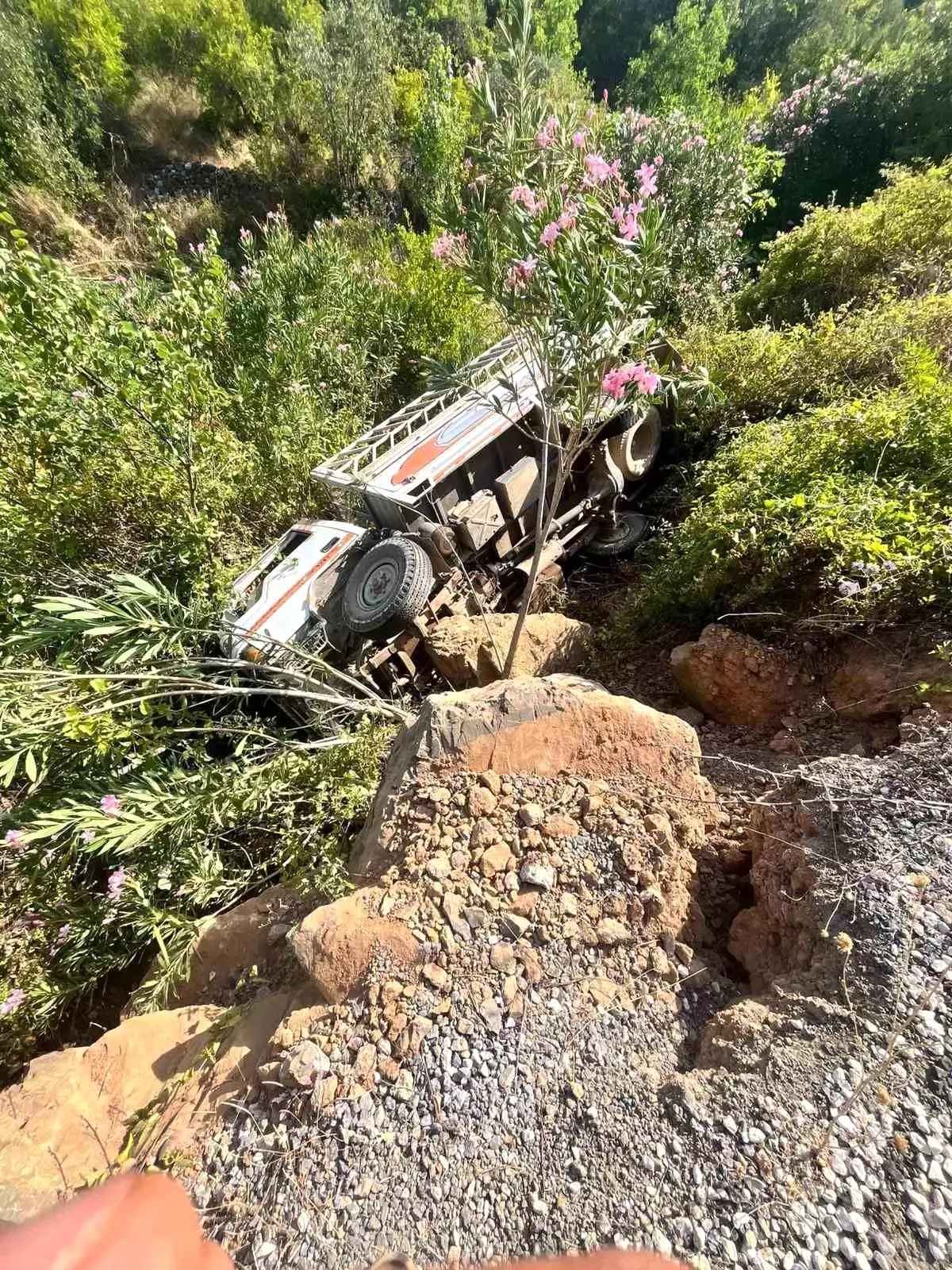Gazipaşa'da Kamyonet Şarampole Uçtu: 3 Yaralı