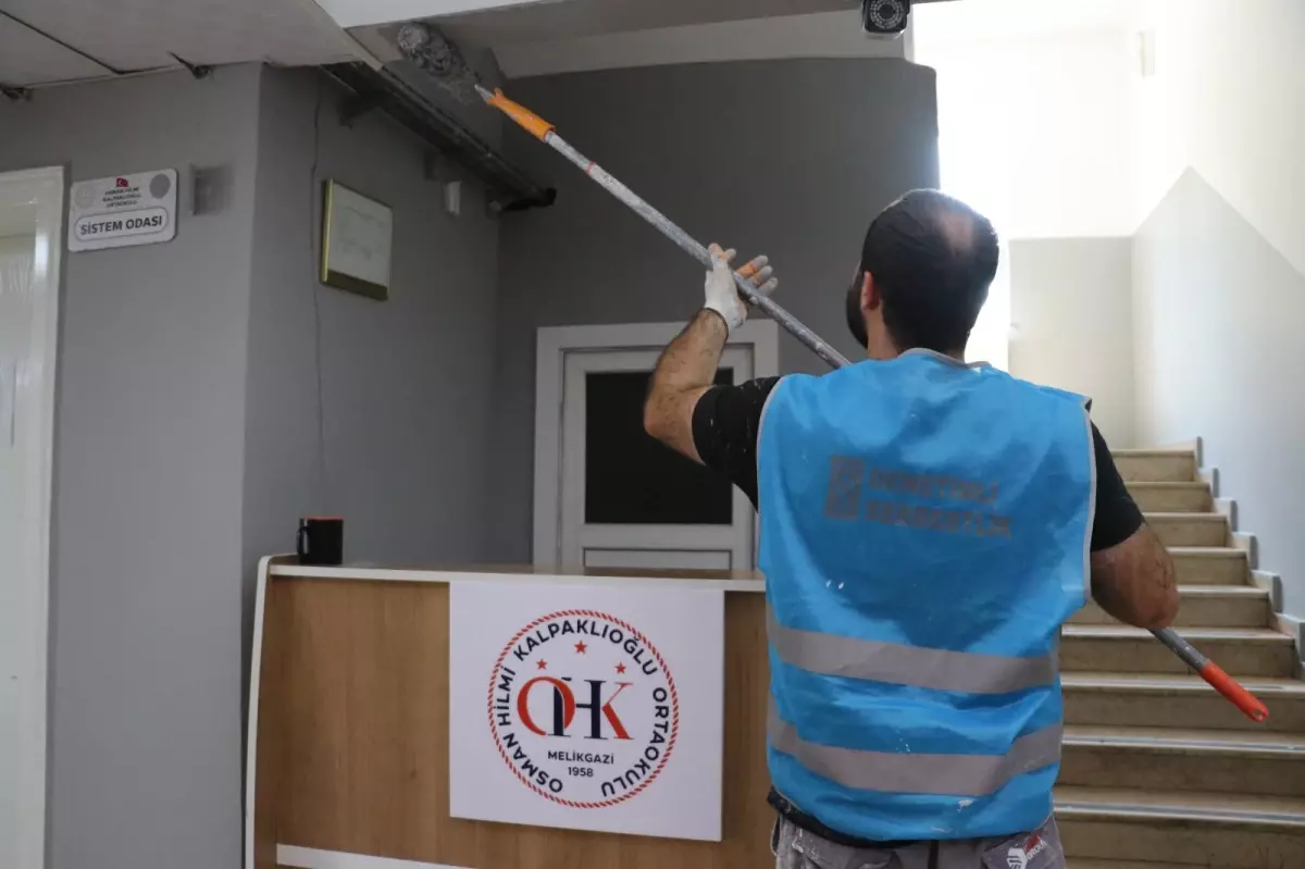 Denetimli Serbestlik Yükümlüleri, Okulun Boyasını Yenileyerek Yeni Döneme Hazırlanıyor