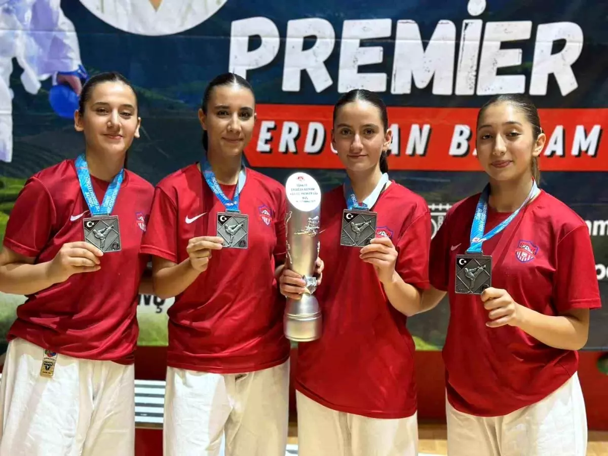 Kayserili Sporcular Muş'taki Karate Şampiyonasında 5 Madalya Kazandı
