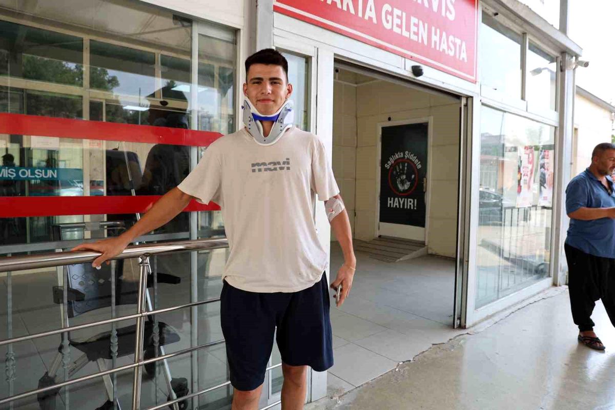Adana'da Trafik Kazası: Sürücü Kapı Açılınca Araçtan Atladı