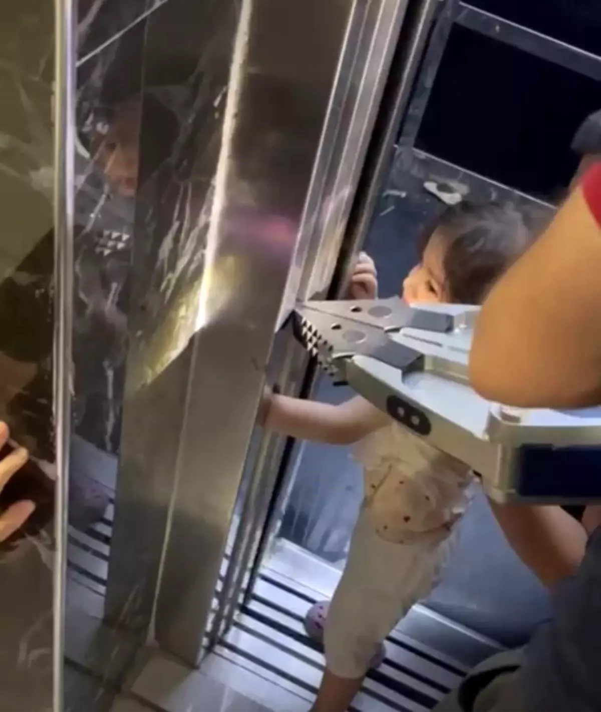 Batman'da Asansöre Sıkışan Çocuk Kurtarıldı