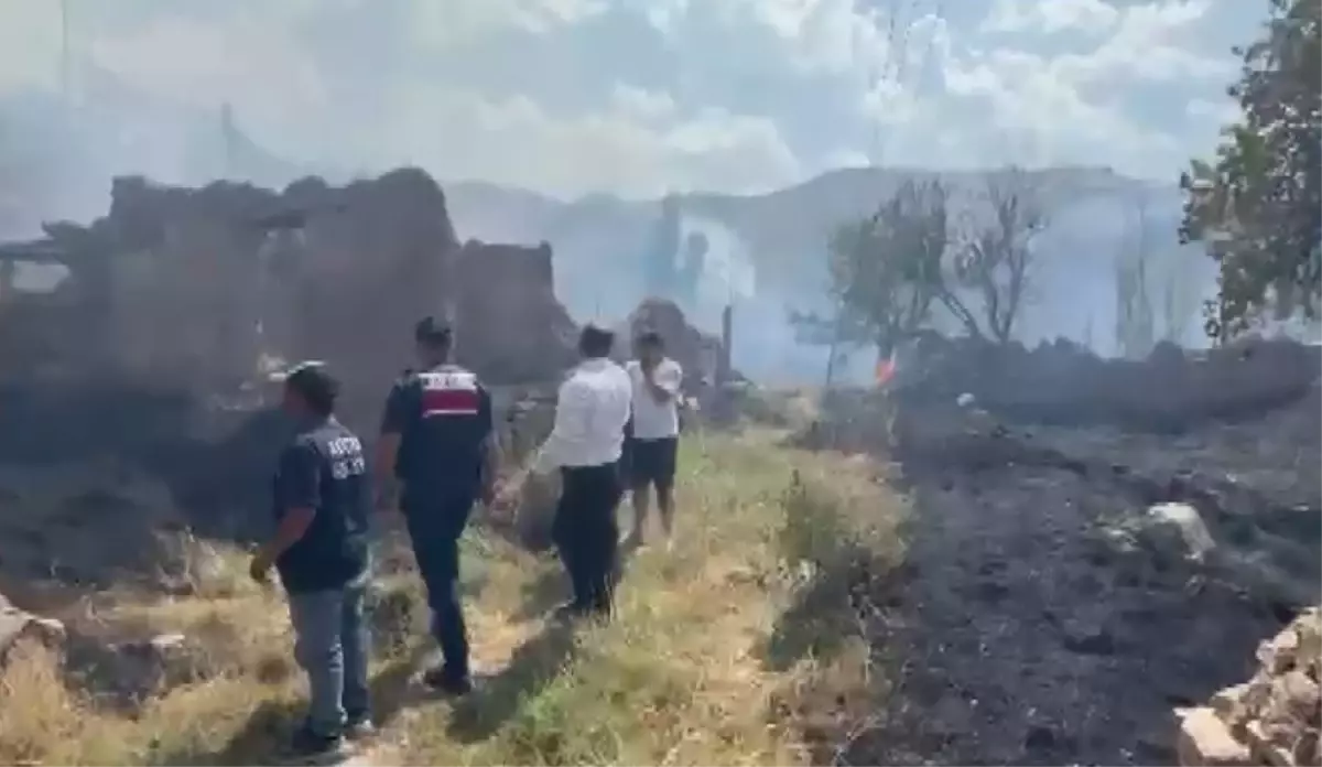 Sivas'ta Yangın: 5 Ev Etkilenip Ağaçlar Zarar Gördü