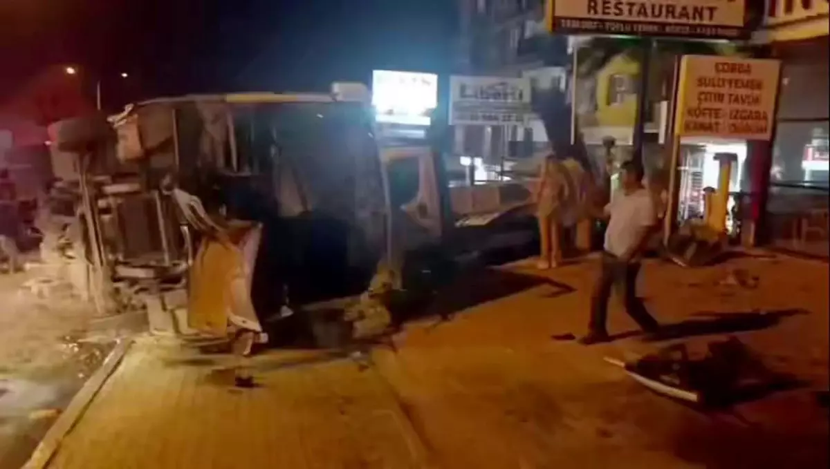 Kuşadası'nda Tur Midibüsü Devrildi: 5 Yaralı