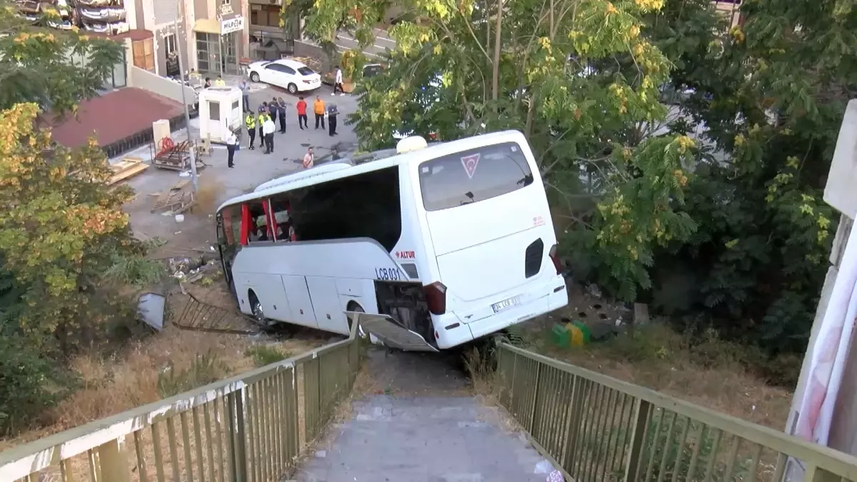 Maltepe'de Servis Otobüsü Kaza Yaptı: 9 Yaralı