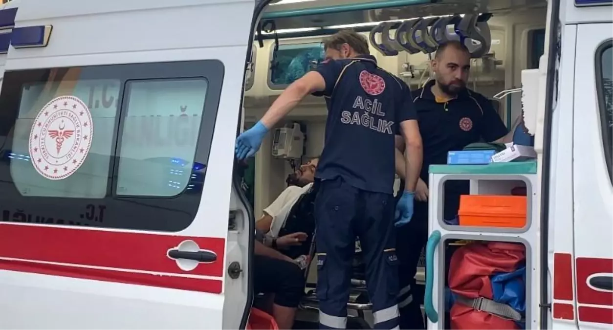 Maltepe'de Servis Otobüsü Şarampole Yuvarlandı: 8 Yaralı