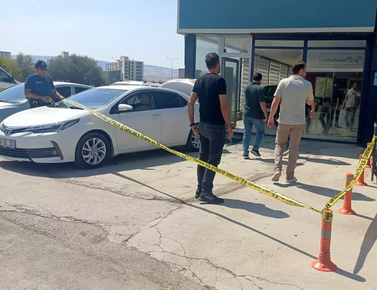 Çorum'da Oto Galeride Silahlı Saldırı: İş Yeri Sahibi Yaralandı