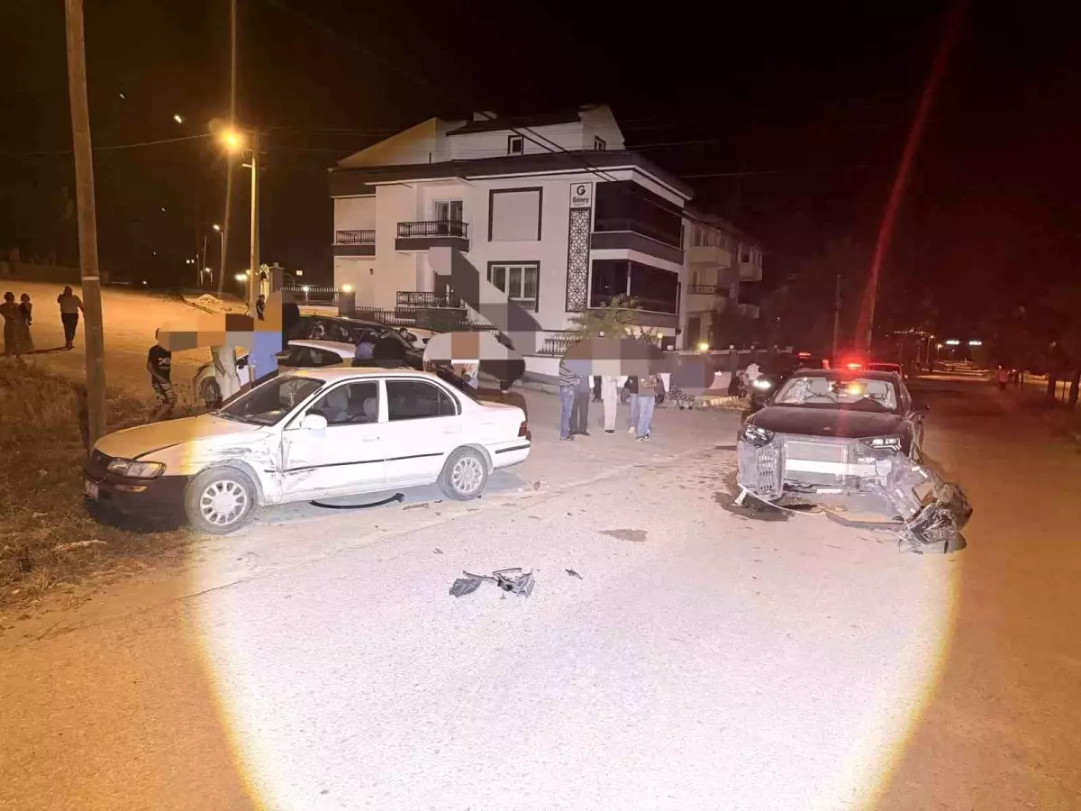 Afyonkarahisar'da Trafik Kazası: 3 Yaralı