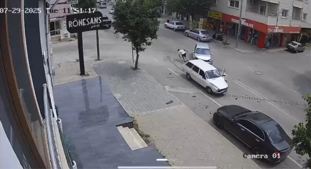 Adana'da Otomobil Kazasında Sürücü Yaralandı