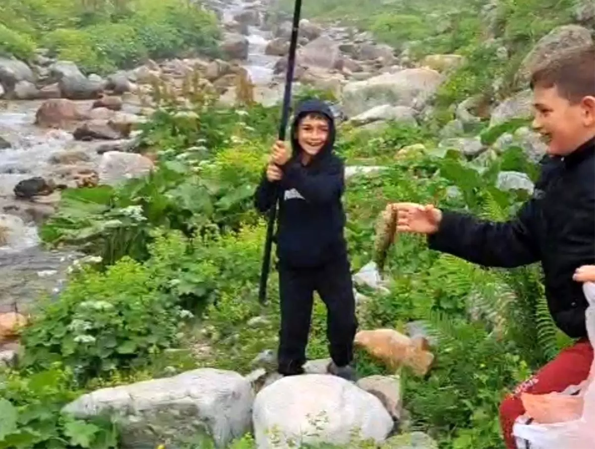 Miniklerin Balık Tutma Sevinci Rize'de Gülümseme Yarattı
