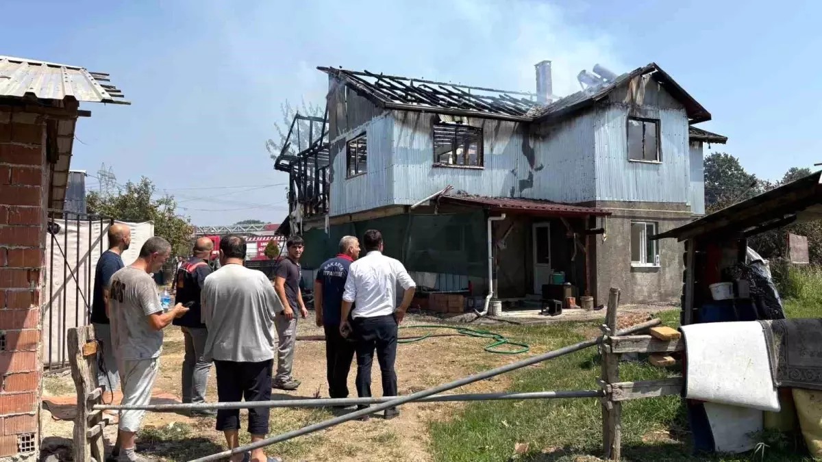 Sakarya'da İki Katlı Evde Yangın