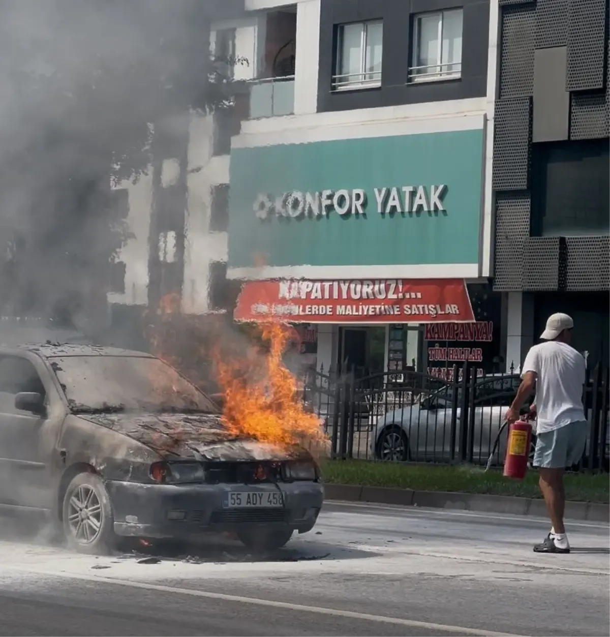 Samsun'da Alev Alan Otomobile İtfaiye Müdahale Etti