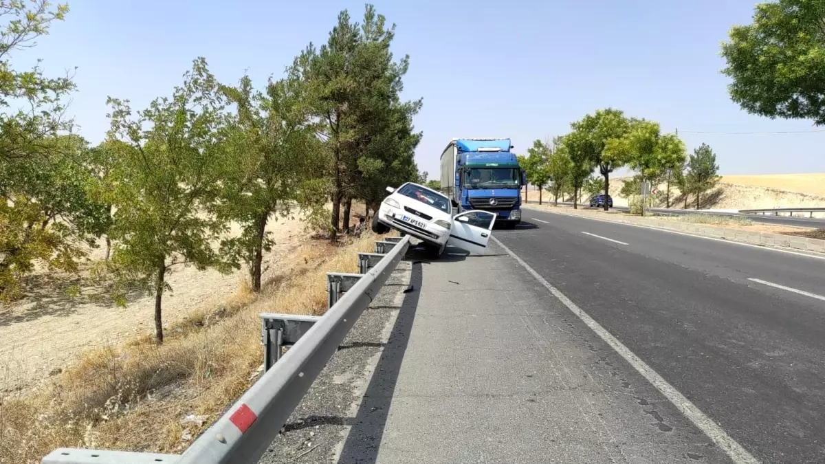 Şanlıurfa'da Tırla Otomobil Çarpıştı: 3 Yaralı