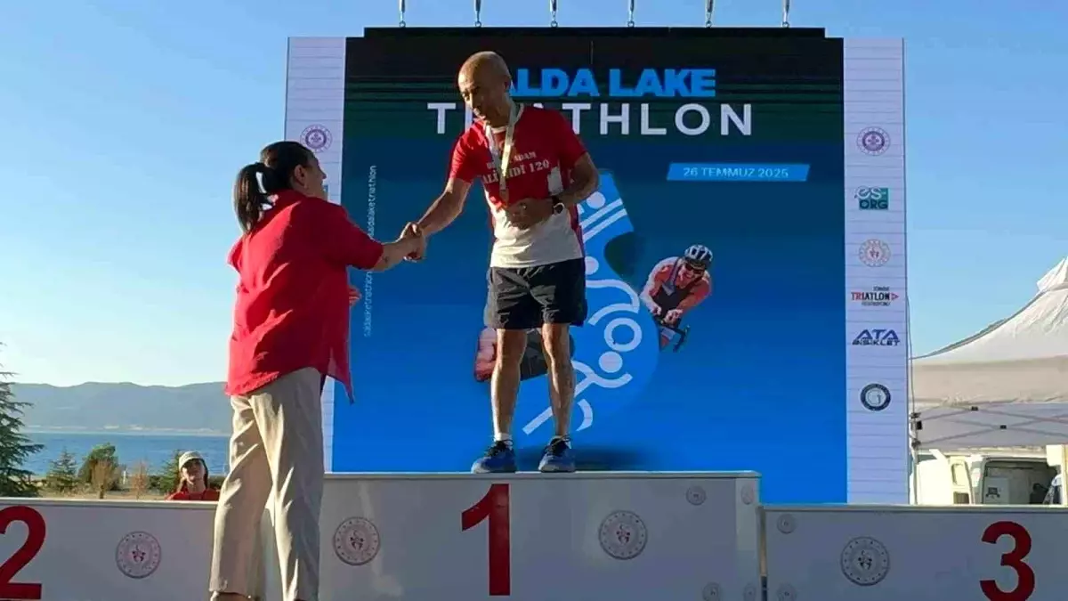 Salda Gölü'nde İlk Triatlon Etkinliği: 76 Yaşındaki Ali Bıdı Birinci Oldu