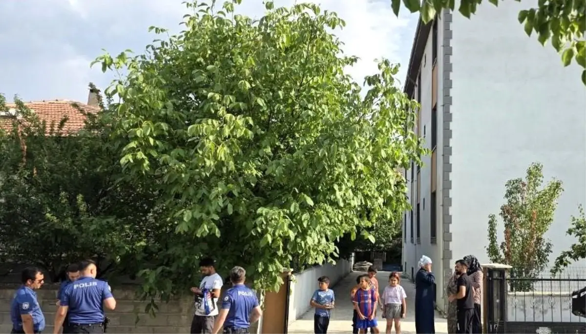 Erzincan'da Genç Kadın Apartmandan Düşerek Ağır Yaralandı