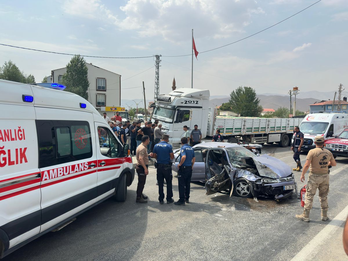 Van'da TIR ve otomobil çarpıştı: 4 yaralı