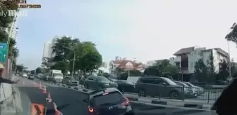 Yol çöktü! Araç dev çukura gömüldü, sürücü son anda kurtarıldı